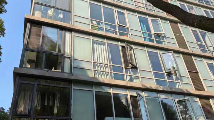 sofa score-上海一小区业主发现：家中落地窗竟属玻璃幕墙！装修更换被阻引发矛盾